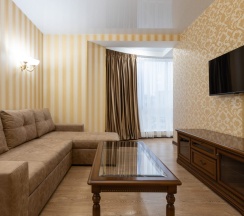 Люкс двухкомнатный без балкона в Golden House