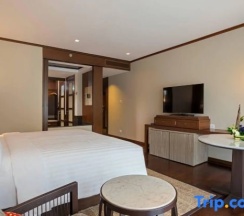 Двухместный номер с балконом и с видом на бассейн двуспальная кровать в Phuket Marriott Resort And Spa, Nai Yang Beach