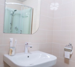 Трехместный стандартный номер на двух-трех гостей с балконом и видом во двор(Корпус Б) в Оптимист