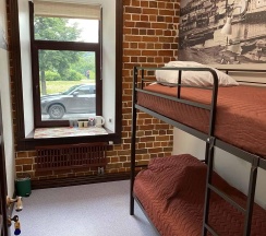 Кровать в 2-местном общем номере №3 в Стрежень