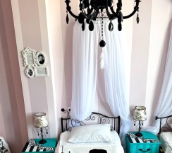 Кровать в 3-местном общем женском номере Одри в Дом Радости