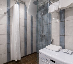 Апартаменты с большой кроватью, кухней-гостиной и отдельным входом в Двенадцать