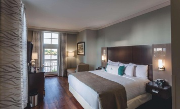Двухместный номер Mobility Accessible Roll-In Shower с видом на город двуспальная кровать в The Cotton Sail Hotel, Tapestry Collection By Hilton