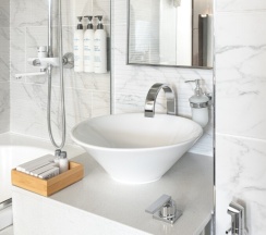 Люкс с балконом, гидромассажной ванной и видом на город в V Hotel&Rooftop lounge