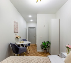 Светлый двухместный номер с удобствами в центре Санкт-Петербурга в Адриан