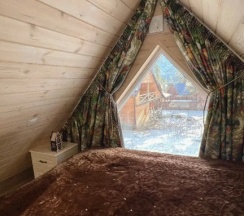 Двухместный коттедж с красивым видом из окна двуспальная кровать в Elki Domiki