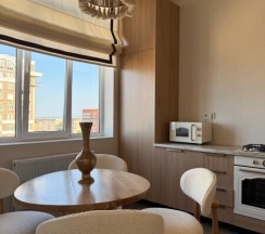 Просторная студия 43 м² с этническими акцентами и видом на море. в Как Дома 05