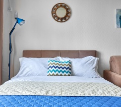 1-комнатные апартаменты улучшенные с 1 односпальной и 2 двуспальными кроватями в Ваш Комфорт Апарт на улице Дмитрия Благоева