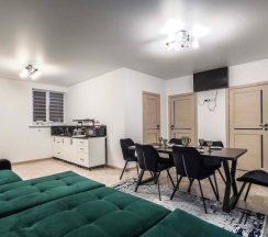 Семейные апартаменты с 3 комнатами с балконом и с красивым видом из окна в Отражение гор и Альбион