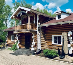 Особняк из вековых сосен в Gora Country Club