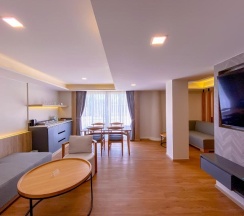 Четырёхместный люкс Family с 2 комнатами в Phuket Graceland Resort And Spa
