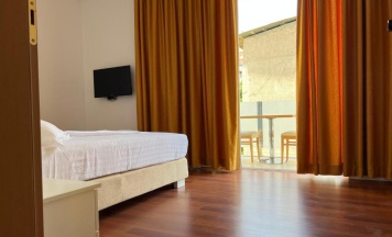 Люкс с видом на город в 3B Suites