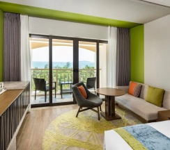 Двухместный номер High Floor Premium с видом на океан (двуспальная кровать) в Holiday Inn Resort Sanya Bay by IHG