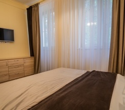 Шестиместный номер Семейный Комфорт с красивым видом из окна в Литфонд