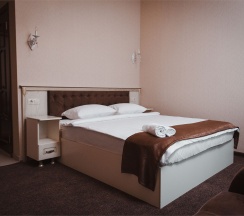 Двухместный номер с двуспальной кроватью и дополнительной кроватью в Кураж