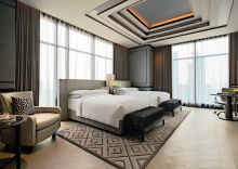 Двухместный клубный люкс с балконом двуспальная кровать в Отель Bangkok Marriott Marquis Queen’s Park