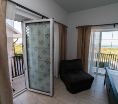 201 - Трехместный номер с балконом и прямым видом на море в Азов Инн