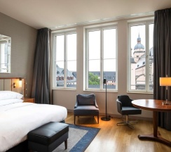 Двухместный номер с видом на Кёльнский собор Deluxe двуспальная кровать в Hilton Cologne