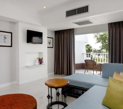 Четырёхместный люкс семейный с 2 комнатами в Thavorn Palm Beach Resort Phuket