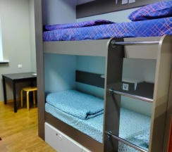 Кровать в шестиместном мужском номере в Puerto