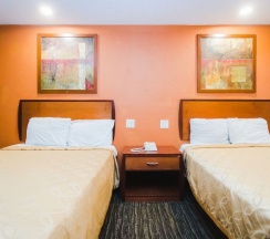 Четырёхместный номер Standard в Express Inn Gulf Bank