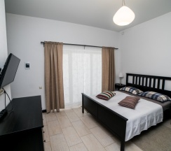 203 - Четырехместный номер с балконом и боковым видом на море в Азов Инн