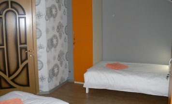 Кровать в общем четырехместном номере для женщин в Белый тополь