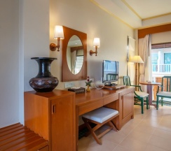 Двухместный номер Deluxe с балконом двуспальная кровать в Karon Princess Hotel