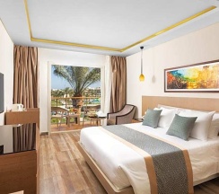Двухместный номер Deluxe с видом на бассейн двуспальная кровать в Pickalbatros Dana Beach Resort - Hurghada