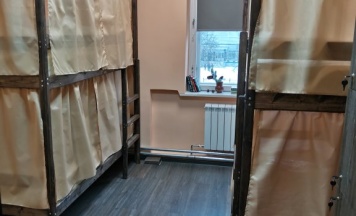Кровать в общем номере с красивым видом из окна в Хостел