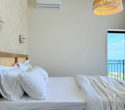 Просторная студия 43 м² с этническими акцентами и видом на море. в Как Дома 05