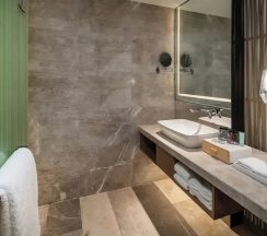 Двухместный номер High Floor Premium с видом на океан (двуспальная кровать) в Holiday Inn Resort Sanya Bay by IHG