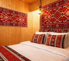 Двухместный улучшенный стандарт с общей террасой и видом на горы | 2 этаж в Hayat Haus