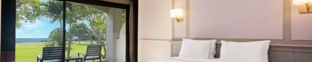 Двухместный номер с террасой Deluxe с видом на море двуспальная кровать в Pinnacle Grand Jomtien Resort and Beach Club