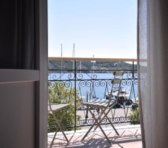 Двухместный номер Executive с видом на море двуспальная кровать в Meltemi Hotel