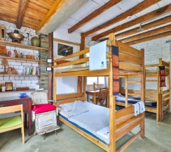 Кровать в общем номере в Om Yoga Resort