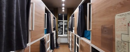 Нижняя кровать в 12тиместном мужском номере в Bird house Hostel