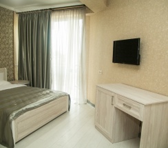 Полулюкс семейный с балконом и с видом на внутренний двор в Гега