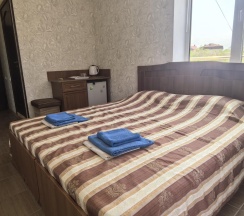 Комната комфорт с 1 двуспальной кроватью и террасой (вид на море) в У моря