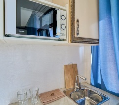 Студия Панорамная с балконом, мини кухней и видом на город и зелёную зону в Амбассадор