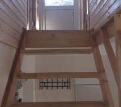 Коттедж с балконом и с красивым видом из окна в Лодж