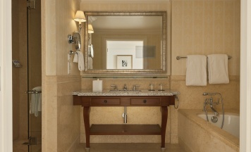 Терраса Кинг с видом на Адмиралтейство и парк в Four Seasons Hotel Lion Palace St. Petersburg