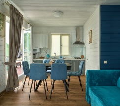 Коттедж с террасой и уличным джакузи в Ялкала