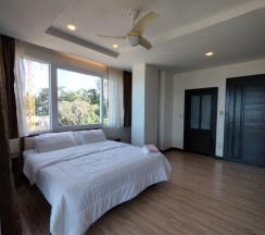 Апартаменты с 2 комнатами с балконом и с красивым видом из окна в Апартаменты Sea and Sky