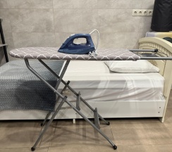 Семейный номер с двуспальной кроватью и 2 односпальными кроватями с кухней в BoxHouse