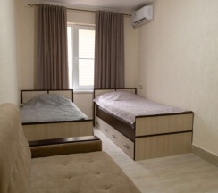 Шестиместный семейный коттедж с балконом и с красивым видом из окна в Волна