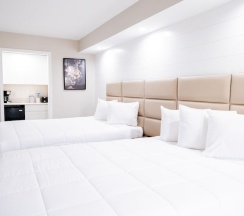 Четырёхместный номер Comfort с балконом в 300 Tenth