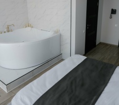 Двухместный Deluxe c джакузи в Hotel Black out