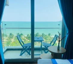 Люкс с балконом и с видом на море в Blue Pearl Hotel