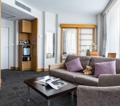 Номер Suite с двуспальной кроватью и диваном в Novotel Санкт-Петербург Центр